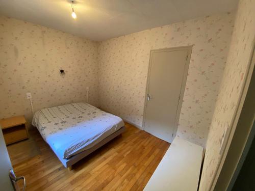 Ein Bett oder Betten in einem Zimmer der Unterkunft Logement des deux ponts