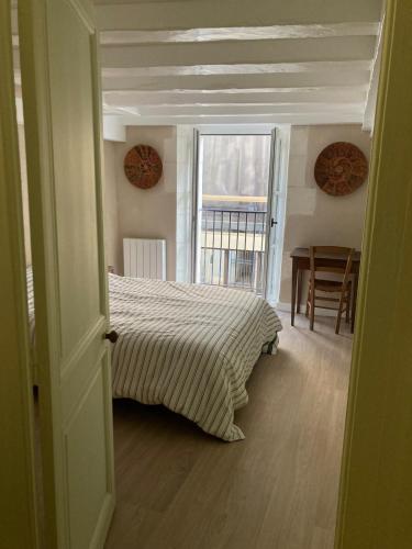 une chambre avec un lit, une fenêtre et une table dans l'établissement City center Old port La Rochelle, à La Rochelle