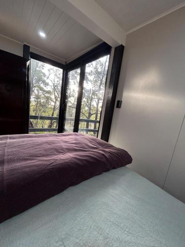 Postel nebo postele na pokoji v ubytování KW Treehouse