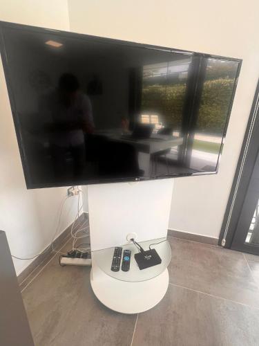 TV a/nebo společenská místnost v ubytování Infinity luxury sea view apartment with private garden