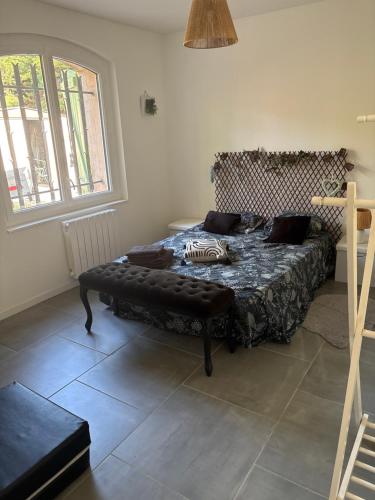 une chambre avec un lit et un banc dans l'établissement Magnifique villa avec piscine, à Boulouris-sur-Mer