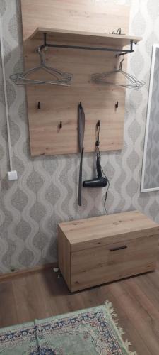 リエパーヤにあるFlat 1 room apartment 500 m from seaの壁に電話が掛かっている木製のキャビネット