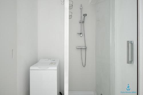 Koupelna v ubytování Due bilocali ristrutturati nel 2025 con vista panoramica su Porto Ottiolu