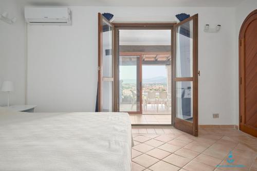 Postel nebo postele na pokoji v ubytování Due bilocali ristrutturati nel 2025 con vista panoramica su Porto Ottiolu