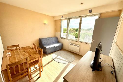 - un salon avec une table à manger et un canapé dans l'établissement Bright apartment for 4 people, à La Rochelle