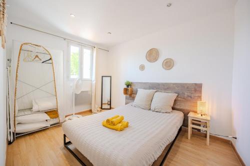 - une chambre dotée d'un lit avec un objet jaune dans l'établissement Azur Ambroise La seyne-sur-mer, à La Seyne-sur-Mer