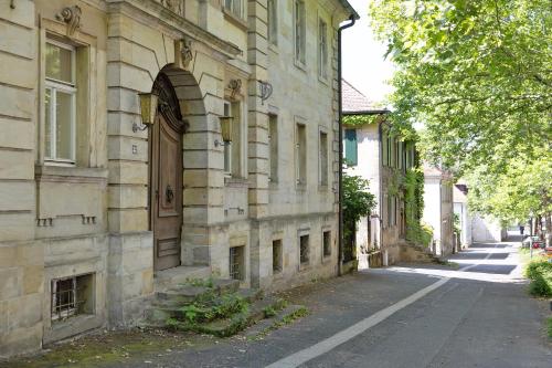 an old building with a door on the side of a street at City Apartment in Bayreuth