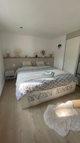 - une chambre avec un lit, un miroir et un tapis dans l'établissement Olaris - Appartement 2 chambres - Terrasse privée & Piscine partagée, à Bras