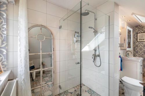 a bathroom with a shower and a toilet at Ferienwohnung Am Jakobsweg in Schmallenberg