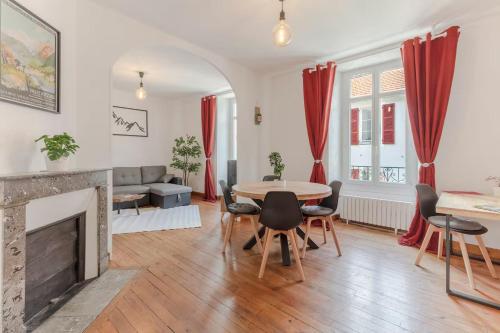 un salon avec une table et une cheminée dans l'établissement L'Anglais,Charmant T2,Pour 4 adultes et 1 enfants, à Pau
