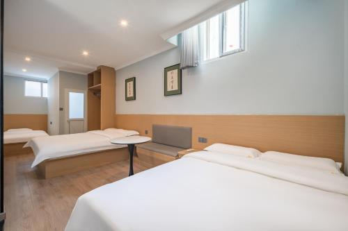 Postel nebo postele na pokoji v ubytování Beijing Liangcang Hotel 10-minute walk to Tiananmen Square and the Forbidden City Free registration service for Tiananmen access 200 meters from the subway Beijing Cultural Hub Free coffee & free laundry service