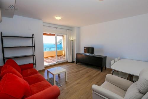 una sala de estar con un sofá y una cama en Penthouse Ocean Views and Garage, en La Herradura