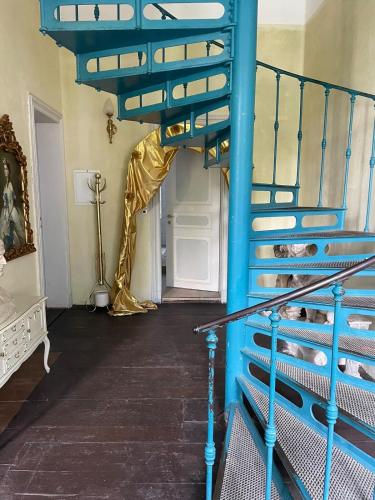 a blue bunk bed in a room with a hallway at Entspannen im Barockschloss Oberlichtenau in Pulsnitz
