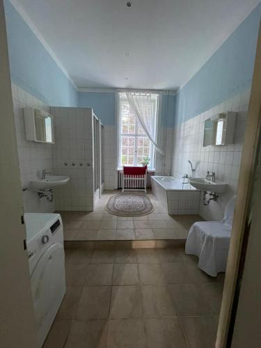 a bathroom with two sinks and a bath tub and a tub at Entspannen im Barockschloss Oberlichtenau in Pulsnitz
