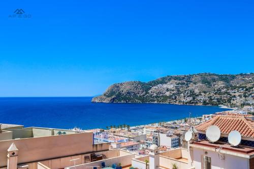 vistas a la ciudad de Positano y al océano en Penthouse Ocean Views and Garage, en La Herradura