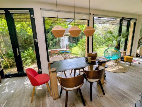 un salon avec une table et des chaises en bois dans l'établissement Bright house 10m from Paris, à Sèvres