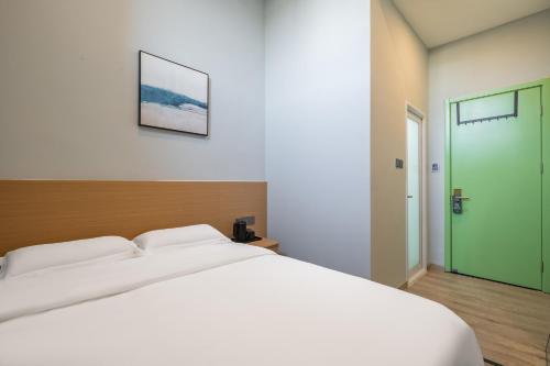 Postel nebo postele na pokoji v ubytování Beijing Liangcang Hotel 10-minute walk to Tiananmen Square and the Forbidden City Free registration service for Tiananmen access 200 meters from the subway Beijing Cultural Hub Free coffee & free laundry service