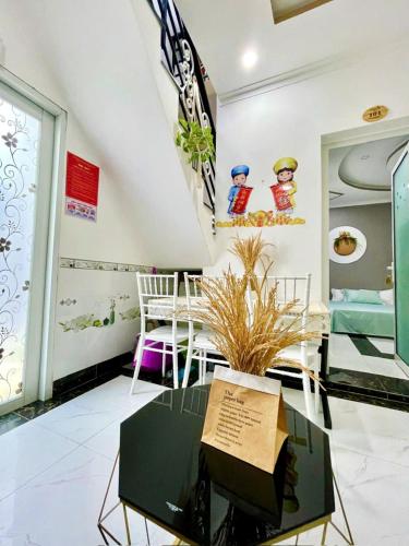 a room with a table and chairs in it at Hoàng Nga Apartment Phan Thiết in Phan Thiet