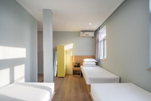Postel nebo postele na pokoji v ubytování Beijing Liangcang Hotel 10-minute walk to Tiananmen Square and the Forbidden City Free registration service for Tiananmen access 200 meters from the subway Beijing Cultural Hub Free coffee & free laundry service