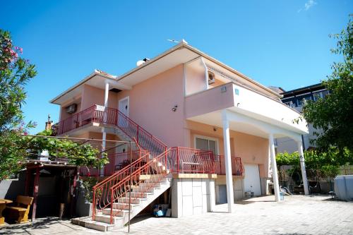 Apartman Ana Zadar - FAMILY FRIENDLY APARTMENT في زادار: منزل امامه درج