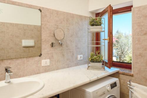 Ένα μπάνιο στο VILLETTA ESCLUSIVA CON GIARDINO, San Teodoro Paradiso Terrestre