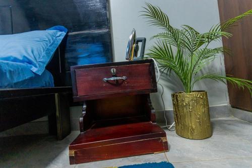 Una cama o camas en una habitación de The Den Soroti Blue