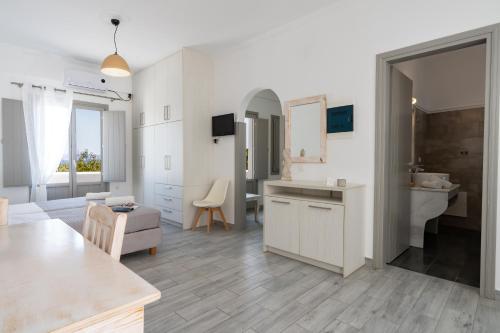 a living room with a kitchen and a bathroom at Elea Sun Hotel in Kamari