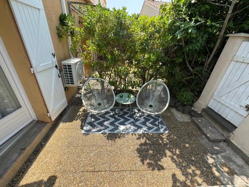 deux climatiseurs installés à l'extérieur d'une maison dans l'établissement Terrasse de la bergerie, 4 personnes avec piscines, au Cap d'Agde