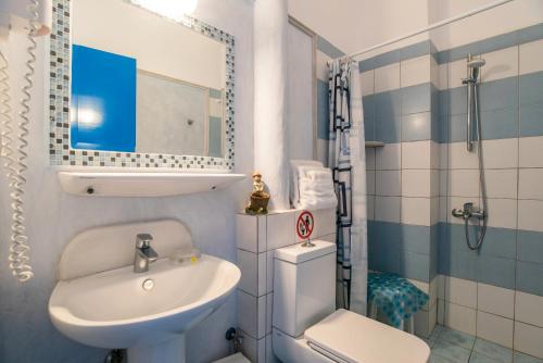 Ένα μπάνιο στο Blue Dolphin Antiparos Family Pool