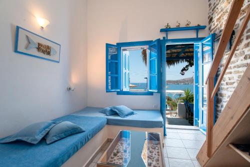 Ένα ή περισσότερα κρεβάτια σε δωμάτιο στο Blue Dolphin Antiparos Family Pool