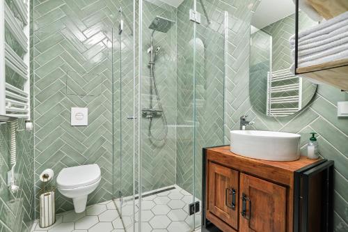 Un baño con ducha, inodoro y lavabo. en Jurmala Dzintari, en Jūrmala
