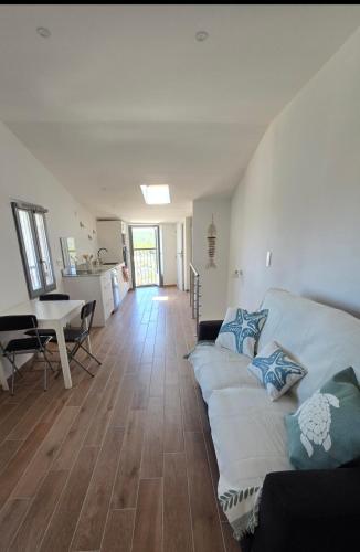 un salon avec un canapé et une table dans l'établissement Bonifacio Appartement charme vieille ville, à Bonifacio