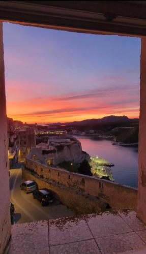 - une vue sur le coucher du soleil depuis la fenêtre dans l'établissement Bonifacio Appartement charme vieille ville, à Bonifacio