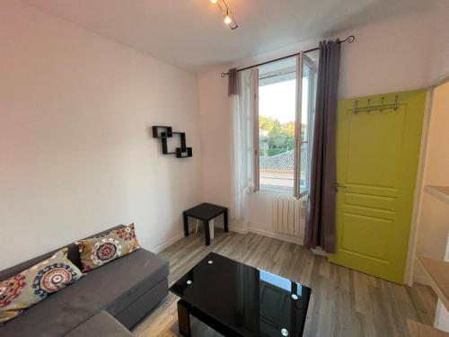 - un salon avec un canapé et une porte verte dans l'établissement Petit nid, à Saint-Raphaël