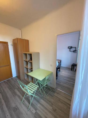 - une chambre avec une table, deux chaises et une porte dans l'établissement Petit nid, à Saint-Raphaël