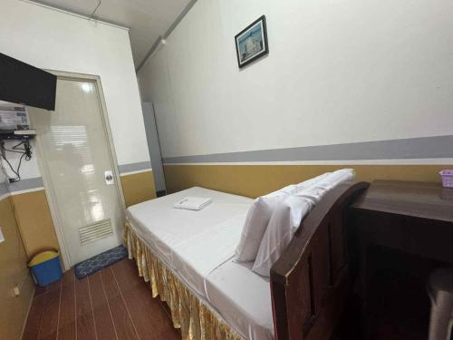 Postel nebo postele na pokoji v ubytování Pensionne Alonso by RedDoorz