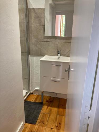 une salle de bain avec un lavabo et un miroir dans l'établissement Confortable logement au coeur des montagnes, au Lauzet-Ubaye