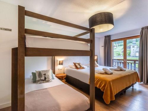 une chambre avec deux lits superposés et une fenêtre dans l'établissement Apt Oasis B107 - La Chapelle D'Abondance - BO Immobilier, à La Chapelle-dʼAbondance
