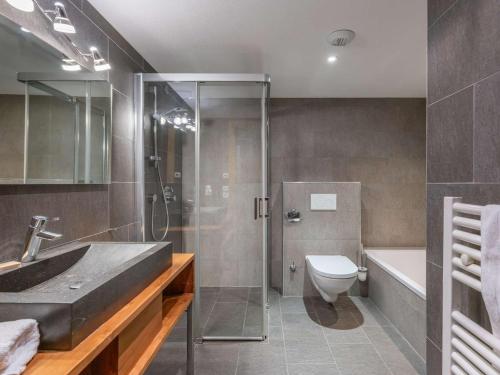 une salle de bain avec une douche, des toilettes et un lavabo dans l'établissement Apt Oasis B107 - La Chapelle D'Abondance - BO Immobilier, à La Chapelle-dʼAbondance
