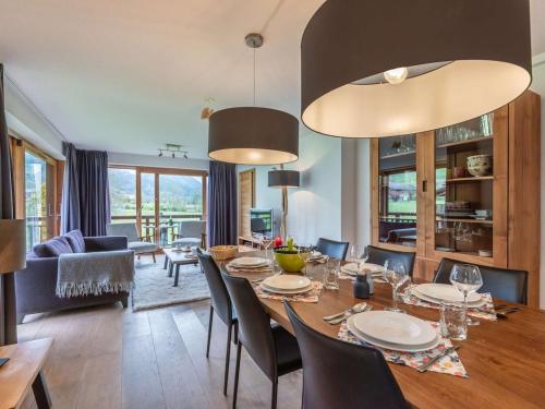 une salle à manger et un salon avec une table et des chaises dans l'établissement Apt Oasis B107 - La Chapelle D'Abondance - BO Immobilier, à La Chapelle-dʼAbondance