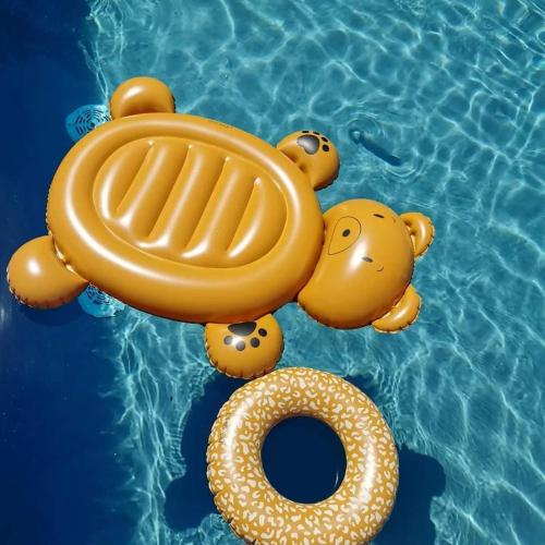 un ours en peluche nageant dans une piscine dans l'établissement La maison du bonheur, à Saint-Siffret