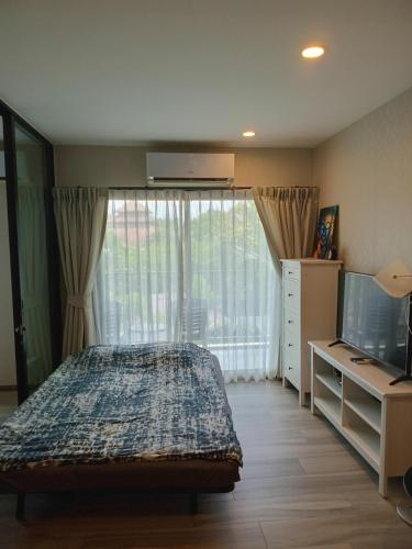 een slaapkamer met een bed en een groot raam bij В11 Title Naiyang Ватсап669З5В2I976 in Nai Yang Beach