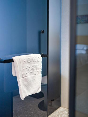 a towel hanging on a towel rack in a bathroom at 佛山顺德青森酒店-长鹿旅游休博园店 in Shunde