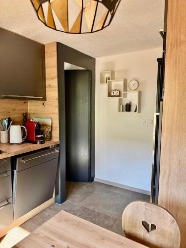 a kitchen with a counter and a refrigerator at Ferienwohnung Brunni-Lodge am Grossen Mythen in Alpthal