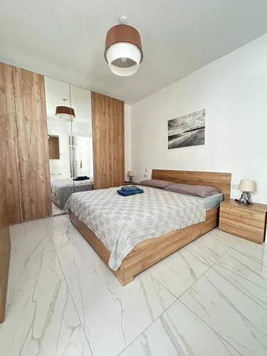 Ένα ή περισσότερα κρεβάτια σε δωμάτιο στο Sliema 3BR 3Bath Apartment 20