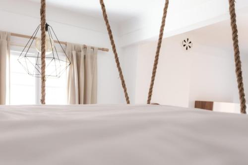 une chambre avec un lit avec des cordes dessus dans l'établissement Studio Francois Guisol, à Nice