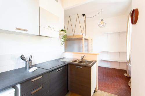 une cuisine avec un évier et un plan de travail dans l'établissement Studio Francois Guisol, à Nice