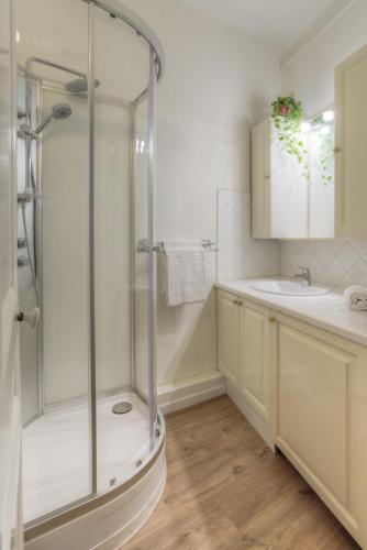 une salle de bain avec douche et lavabo dans l'établissement Studio Francois Guisol, à Nice