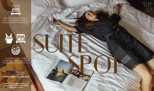 Una donna stesa su un letto con una rivista di Minimalist One Hauz Khas Village a Nuova Delhi