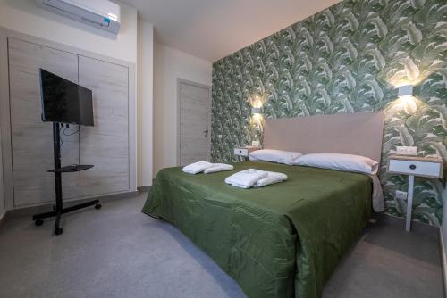 Un pat sau paturi într-o cameră la Apartamentos San Martín